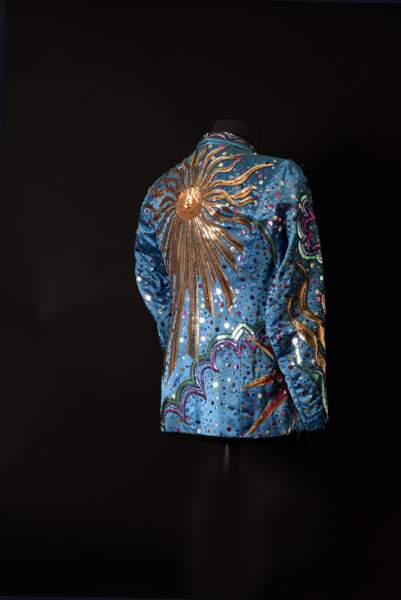 Veste de scène en satin bleu pétrole entièrement brodée de sequins polychromes signée Yves Saint Laurent.