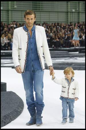 Première apparition en 2011, Hudson n'a que 3 ans, il tient la main de son papa le mannequin Brad Kroenig