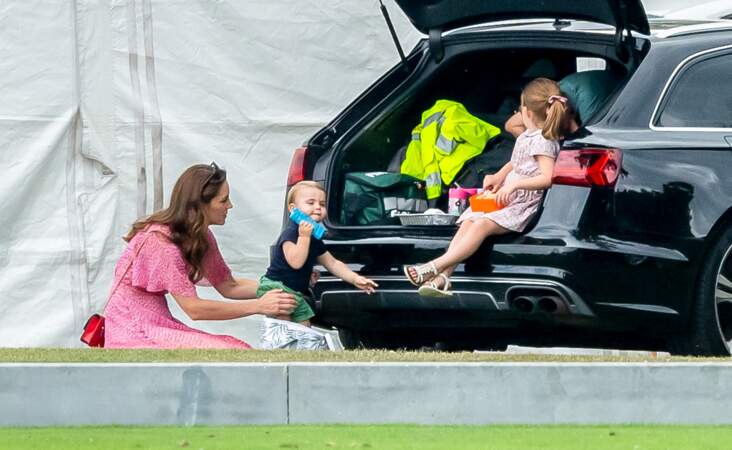 La princesse Charlotte prend une pause décontracté dans la voiture 