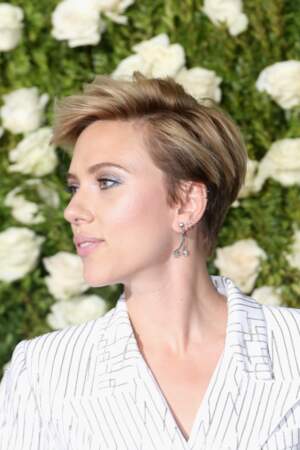 Scarlett Johansson, coupe courte garçonne naturelle et sexy