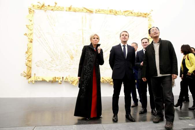 Le président Emmanuel Macron et sa femme Brigitte, dans un sublime manteau Elie Saab, le 9 janvier 2018 à Pékin