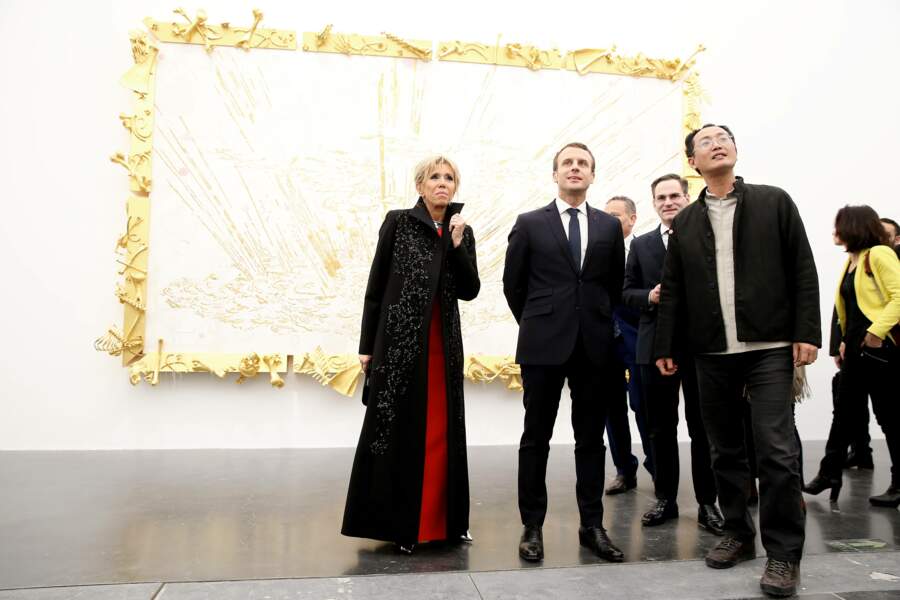 Le président Emmanuel Macron et sa femme Brigitte, dans un sublime manteau Elie Saab, le 9 janvier 2018 à Pékin