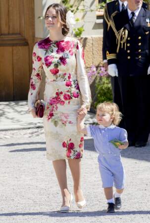 8 juin: Sofia de Suède arbore un chignon flou pour le baptême de sa nièce Adrienne, au palais de Drottningholm.