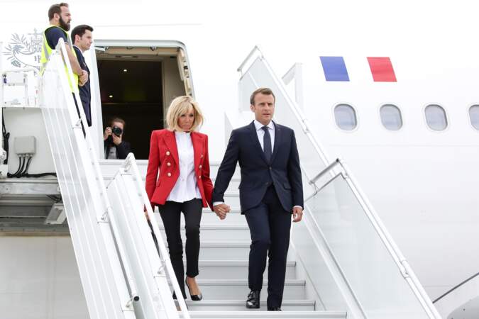 Brigitte Macron en rouge et blanc, les couleurs du drapeau canadien pour son arrivée au Canada