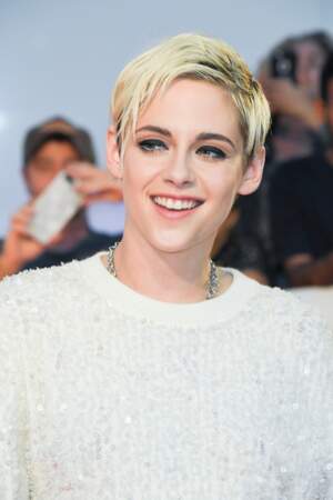 Kristen Stewart souligne ses yeux verts d'un maquillage gris foncé  lors du festival du film de Toronto