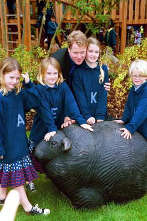 En 2000, avec son père, ses soeurs et son frère à l'inauguration d'un memorial Diana à Kensington