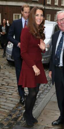 Première apparition de Kate Middleton dans son tailleur Paule Ka, à Londres, le 8 octobre 2012