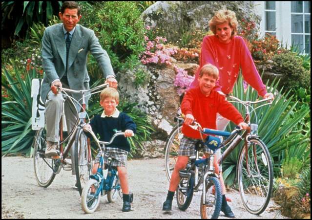 Lady Diana, le prince Charles, les princes Harry et William, lors de vacances aux Îles Scilly, en 1989.