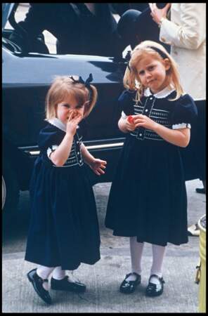 La princesse Eugenie d'York et sa soeur Beatrice en 1993