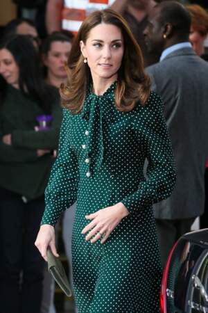 Kate Middleton très élégante avec sa robe fluide à pois et col lavallière