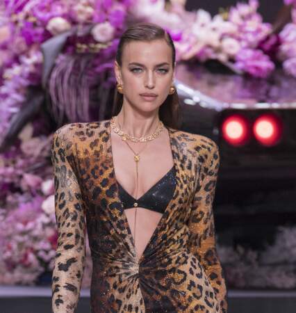 Irina Shayk, tout juste séparée de Bradley Cooper, a électrisé le défilé printemps/été 2020 de Donatella Versace
