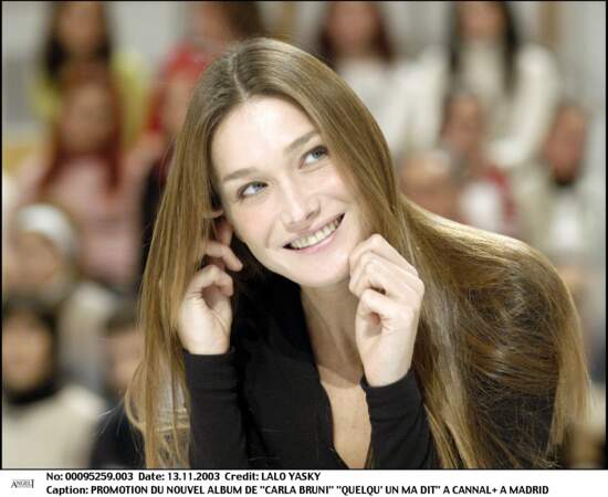Carla Bruni et ses maxi longueurs ultra lisses sur un plateau télé en 2003