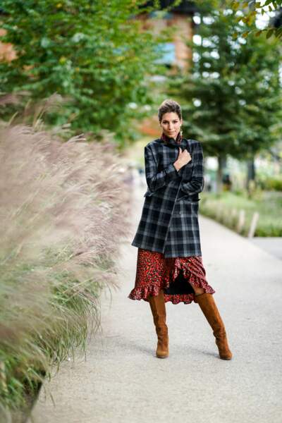Pour l'automne, Laury Thilleman propose de mixer les imprimés avec sa jupe léopard et son caban à carreaux.