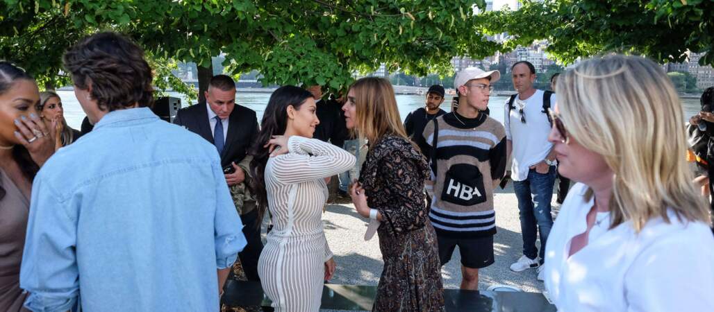 Son épouse Kim Kardashian en pleine discussion avec la styliste star Carine Roitfeld 