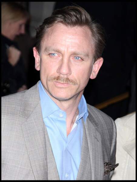 Daniel Craig adopte la moustache à New York en 2009