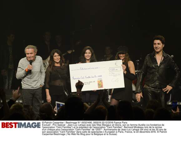 Bertrand Mirabeau remet un chèque de 1205€ à l'association Cent Familles le 22 décembre dernier 