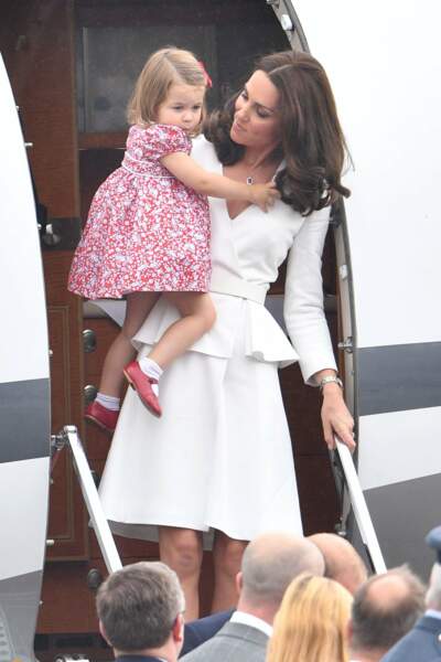 Kate Middleton et la princesse Charlotte souriantes à leur arrivée en Pologne