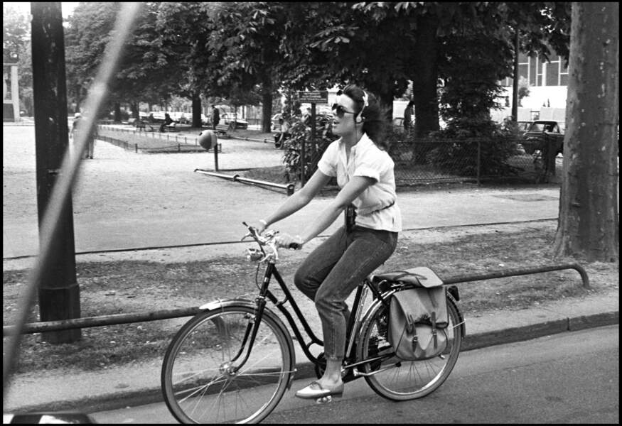 La princesse Caroline de Monaco se balade en vélo dans les rues de Paris, en 1980