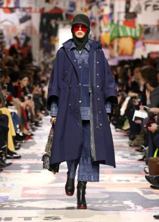 Dior associe pluie et jeans pour un look moderne.