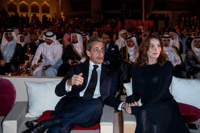 Durant la soirée qui suivait l'inauguration, Carla Bruni et Nicolas Sarkozy sont apparus très tactiles. 