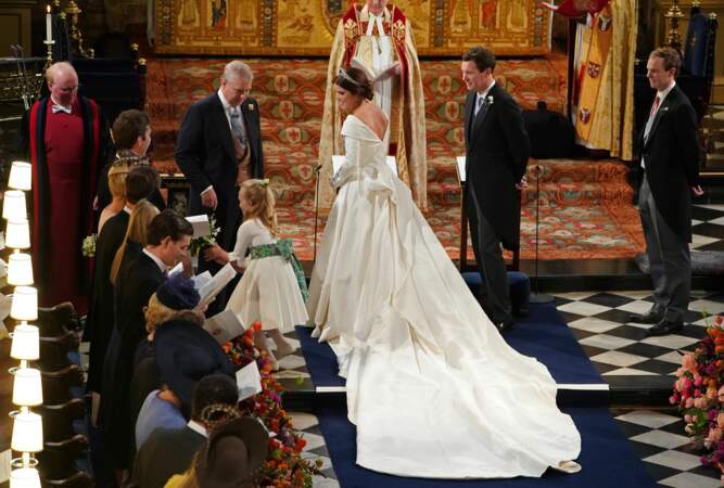 Princess Eugénie radieuse dans sa sublime robe de mariée à la longue traine