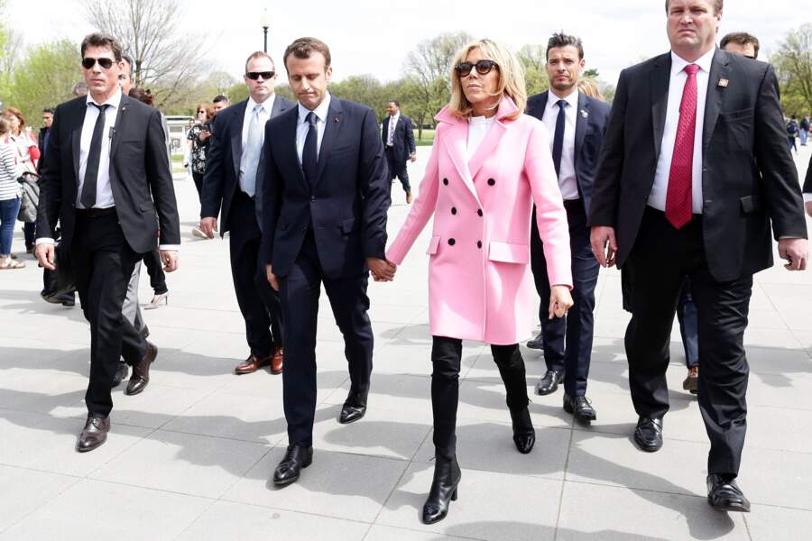 Le garde du corps de Brigitte Macron a une ressemblance troublante avec Ricky Martin