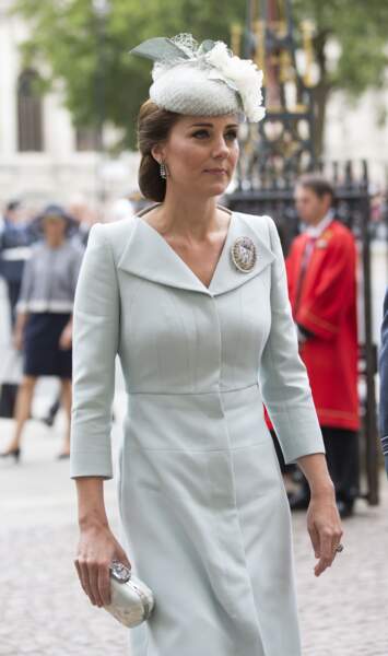 Kate Middleton en robe manteau et minaudière Alexander McQueen, à l'Abbaye de Westminster, le 10 juillet 2018