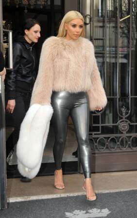 Kim Kardashian et son legging vinyl argenté