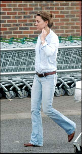 En 2005, Kate Middleton osait aussi le look casual en jean boot cut et chemise blanche