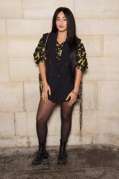 La chanteuse française Camelia Jordana a opté pour un look noir et jaune pour le défilé Louis Vuitton.