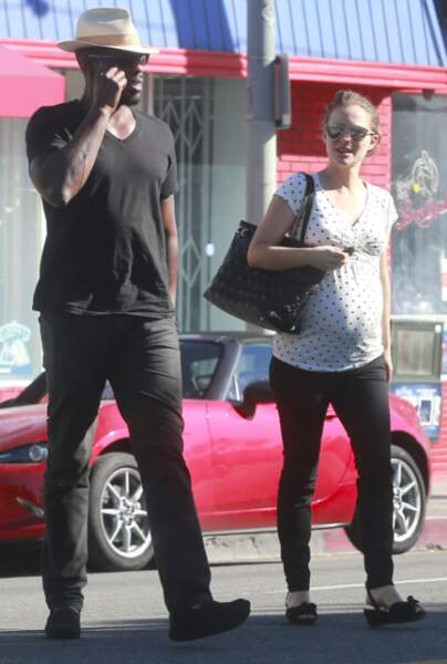 Sous le soleil de Los Angeles, Natalie Portman adopte le t-shirt blanc à pois noirs Fiona (24,99€)