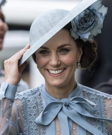 Sous son chapeau, Kate Middleton cache un chignon ultra travaillé et torsadé
