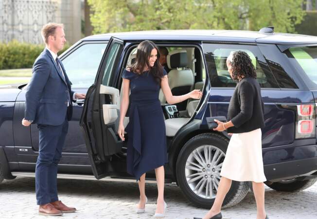 Meghan Markle arborait cette fameuse robe bleue à la veille de son mariage avec le prince Harry, le 18 mai dernier