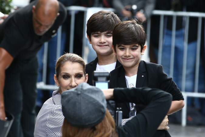 Céline Dion et ses jumeaux, Eddy et Nelson Angelil, le 10 août 2017, à Paris