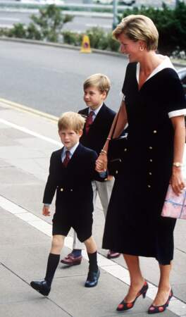 Diana, très élégante en robe noire Chanel et escarpins à pois, avec William et Harry à Notthingham en 1990