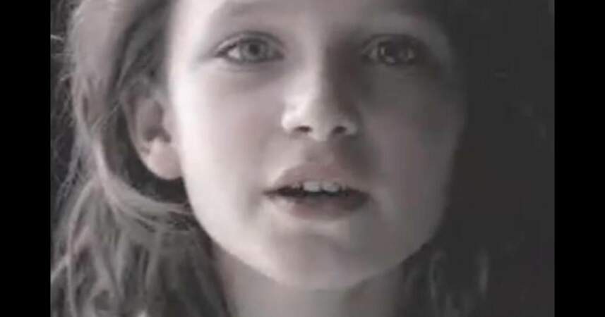 Elle est une petite fille dans la publicité quézac en 1995...