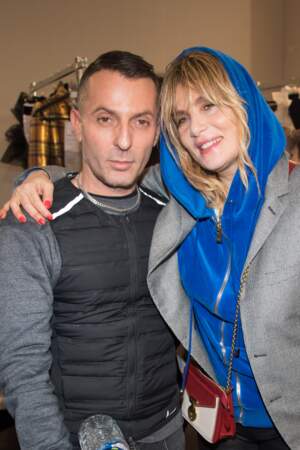 Alexandre Vauthier et Emmanuelle Seigner posent backstage lors de la Fashion Week à Paris le 23 janvier 2018