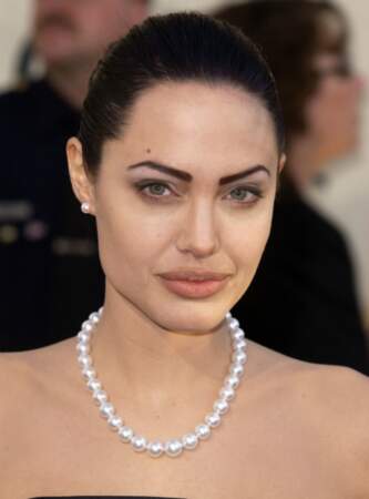 On évite les sourcils trop maquillés comme Angelina Jolie