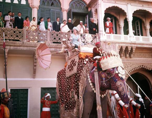 La reine Elisabeth et le prince Philip en 1961 n'ont pas hésité à monter sur un éléphant