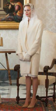 Charlène de Monaco vêtue de blanc et couverte d'une mantille assortie pour sa visite au Vatican
