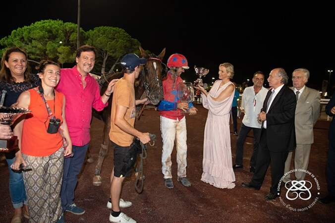 Charlène de Monaco remet le trophée au jockey vainqueur Stéphane Cingland et à son cheval Fantasia de Ligny