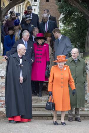 Meghan et Harry suivant le prince Charles et Camilla, lors de la messe de Noël à Sandringham le 25 décembre 2017