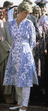 La prince Diana en 1986 en Arabie Saoudite en tunique bleue et blanche Catherine Walker