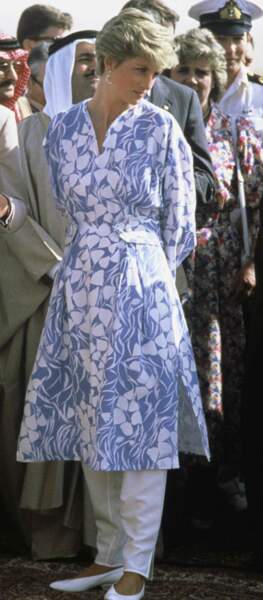 La prince Diana en 1986 en Arabie Saoudite en tunique bleue et blanche Catherine Walker