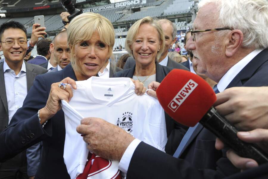 Brigitte Macron a reçu un maillot personnalisé et floqué ! 