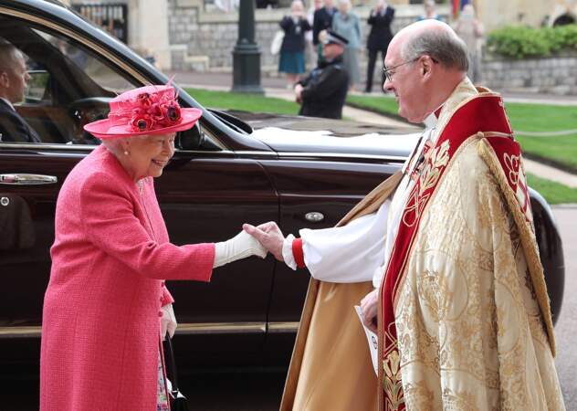 La reine Elizabeth II est apparue très souriante à son arrivée au mariage de Lady Gabriella Windsor. 