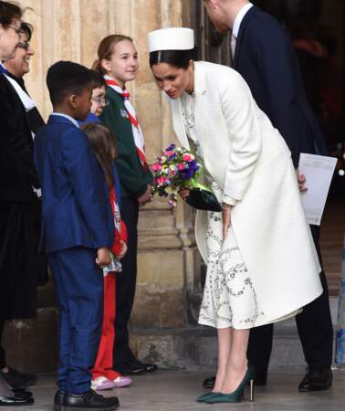 Meghan Markle reçoit un bouquet offert par une fillette à l'abbaye de Westminster à Londres le 11 mars 2019