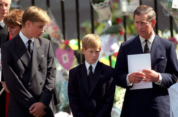 Le prince William avec son frère Harry et le prince Charles lors des funérailles de lady Diana le 6 septembre 1997