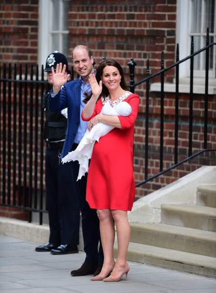 Le prince William et Kate Middleton devant l'hôpital St Marys lors de la naissance de Louis, le 23 avril 2018