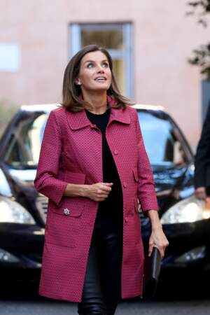 La Reine d'Espagne, Letizia, chic en manteau rose col claudine et slim en cuir.